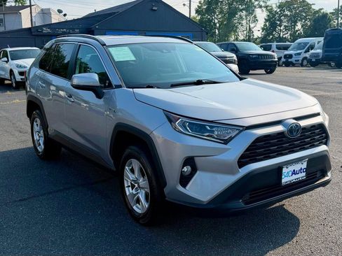 Used 2021 Toyota RAV4 XLE w/ Convenience Package AWD/4WD image 4