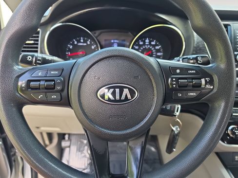 Used 2019 Kia Sedona L FWD image 12