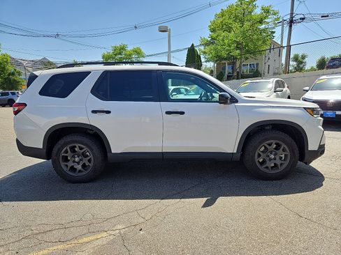 Used 2025 Honda Pilot TrailSport image 10