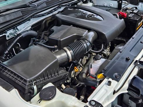 Used 2017 Toyota Tacoma TRD Off-Road AWD/4WD image 14