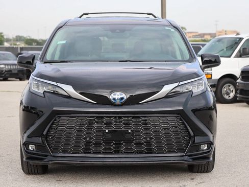 Used 2023 Toyota Sienna XLE FWD image 2