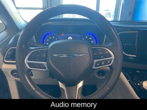 Used 2023 Chrysler Pacifica Touring-L FWD image 6