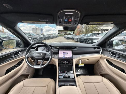 New 2025 Jeep Grand Cherokee Limited w/ Luxury Tech Group II image 23