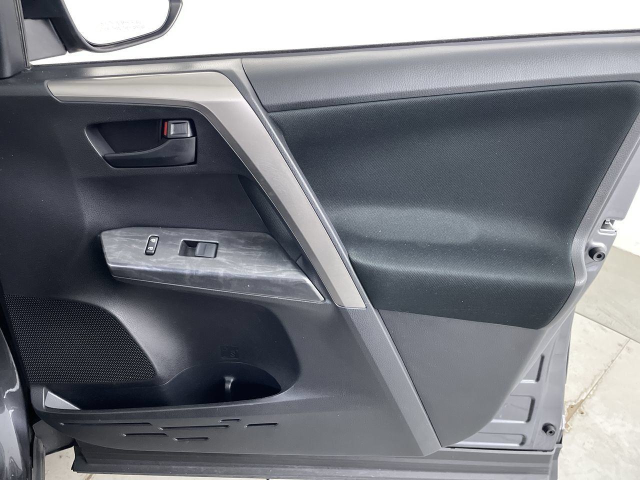 Used 2018 Toyota RAV4 LE w/ All Weather Liner Package AWD/4WD image 23