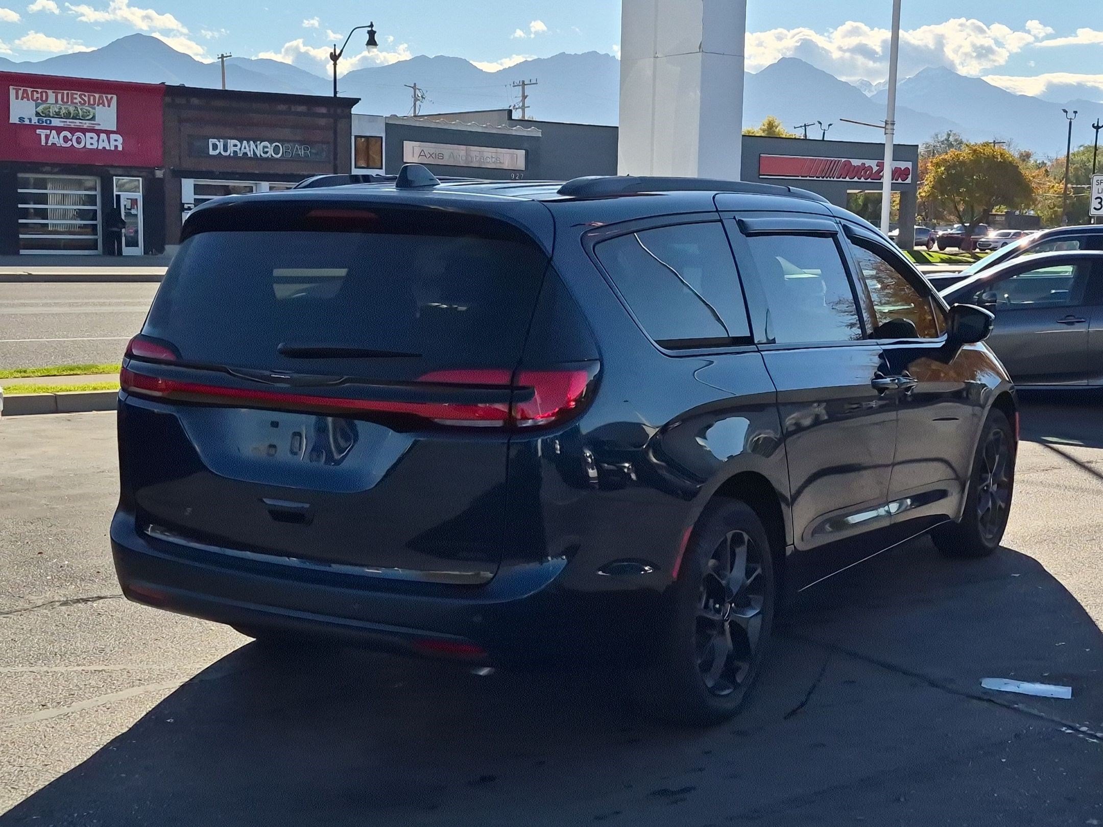 Used 2025 Chrysler Pacifica Limited AWD/4WD image 3