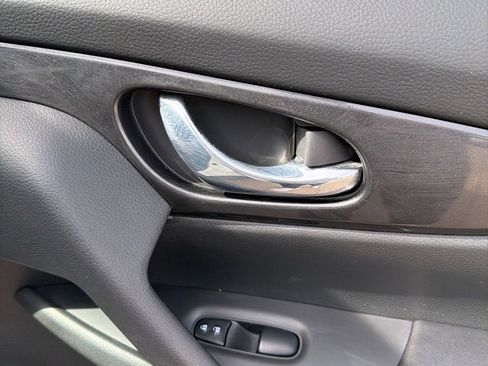 Used 2018 Nissan Rogue SV image 44