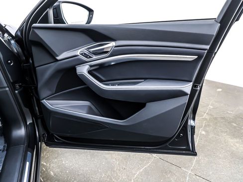 Used 2022 Audi e-tron Premium w/ Convenience Plus Package image 25