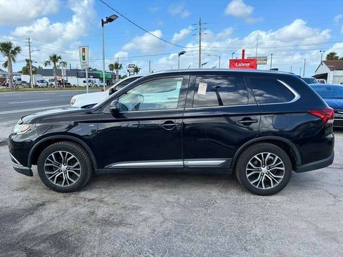 Used 2017 Mitsubishi Outlander GT AWD/4WD image 3