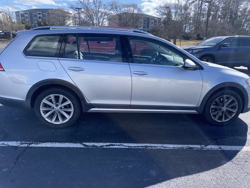 Used 2017 Volkswagen Golf Alltrack SE image 2