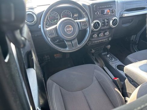 Used 2015 Jeep Wrangler Unlimited Rubicon w/ Connectivity Group AWD/4WD image 25