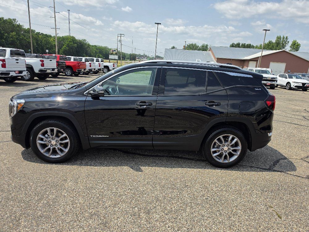 Used 2024 GMC Terrain SLT AWD/4WD image 2