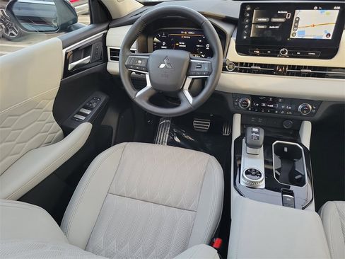 Used 2025 Mitsubishi Outlander SEL image 10
