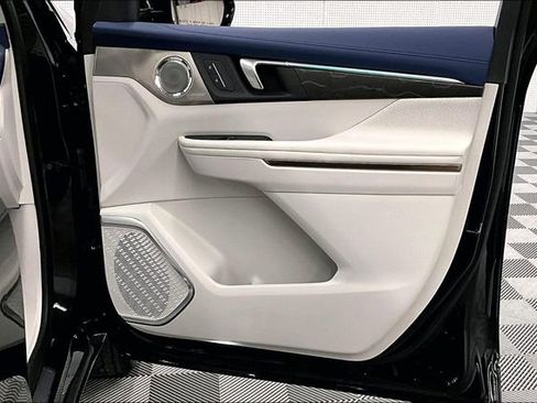 Used 2025 Buick Enclave Avenir image 22