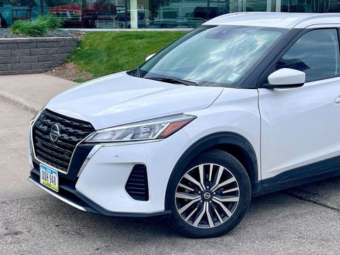 Used 2021 Nissan Kicks SV FWD image 2