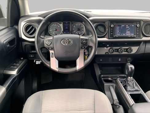 Used 2017 Toyota Tacoma SR5 w/ Tow Package RWD image 5