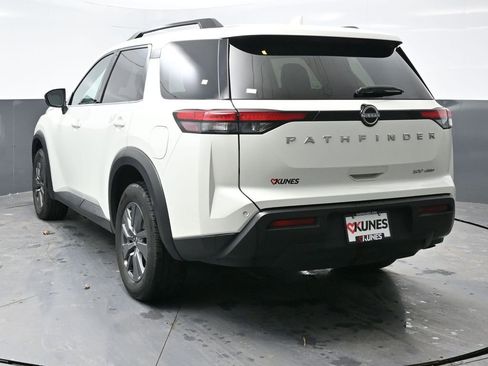 Used 2024 Nissan Pathfinder SV image 11