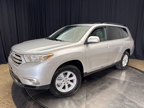 Used 2012 Toyota Highlander SE w/ Tow Pkg AWD/4WD image 2