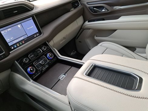 Used 2021 GMC Yukon Denali w/ Denali Premium Package image 26