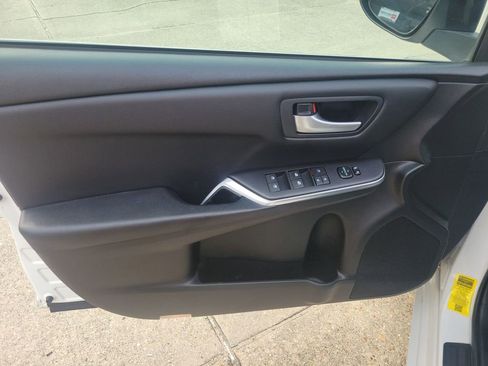 Used 2017 Toyota Camry SE image 14