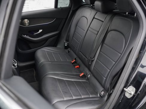 Used 2021 Mercedes-Benz GLC 300 4MATIC image 23