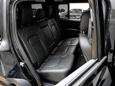 Used 2023 Land Rover Defender 110 SE image 38