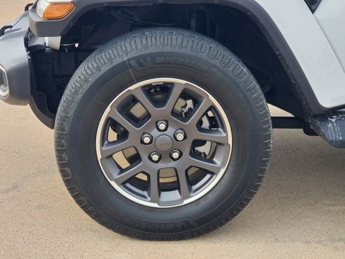 Used 2021 Jeep Gladiator Overland w/ Popular Equipment Package image 11