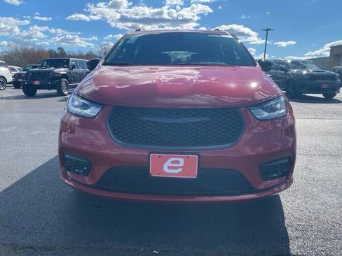 New 2026 Chrysler Pacifica Select image 2