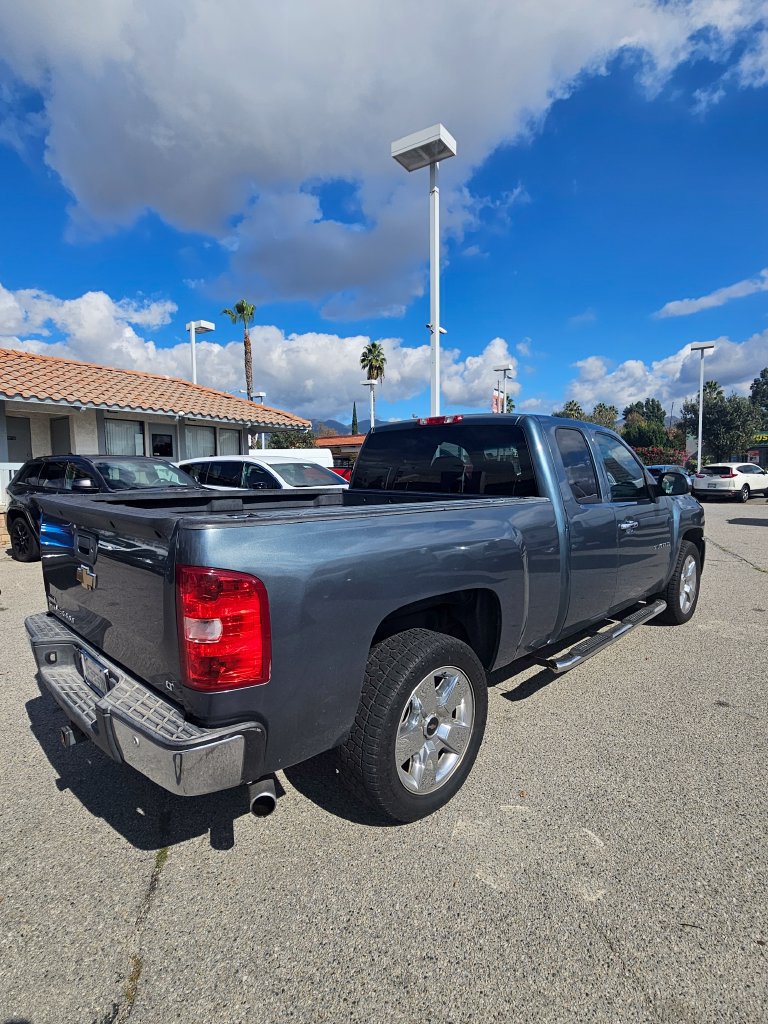 Used 2011 Chevrolet Silverado 1500 LT w/ Texas Edition RWD image 3