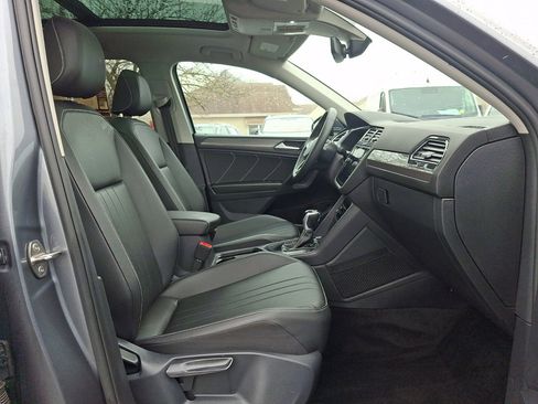 Used 2023 Volkswagen Tiguan SE w/ Panoramic Sunroof Package image 13