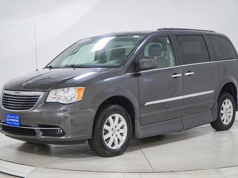 Used 2016 Chrysler Town & Country Touring w/ Driver Convenience Group FWD image 3