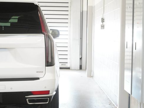 Used 2021 Cadillac Escalade Premium Luxury Platinum w/ Heavy-Duty Trailer Package AWD/4WD image 10