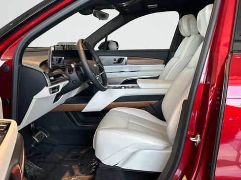 New 2026 Cadillac Vistiq Luxury w/ LPO, Floor Liner Package AWD/4WD image 10