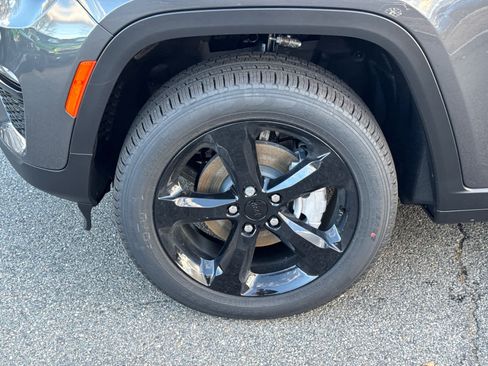 New 2025 Jeep Grand Cherokee Limited w/ Black Appearance Package image 10