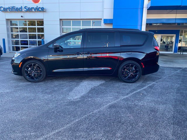Used 2025 Chrysler Pacifica Limited FWD image 2
