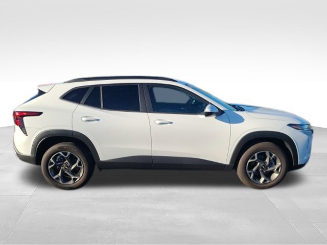 Used 2026 Chevrolet Trax LT FWD image 2