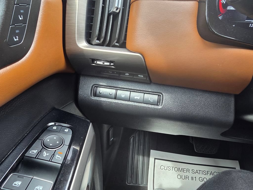 Used 2024 Nissan Pathfinder Platinum w/ Black Appearance Package FWD image 33