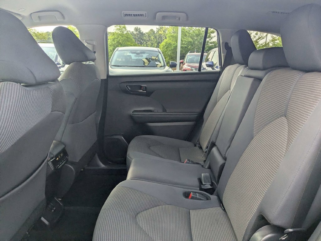 Used 2025 Toyota Highlander LE FWD image 15