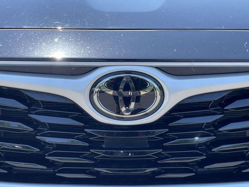 Used 2021 Toyota Highlander LE FWD image 6