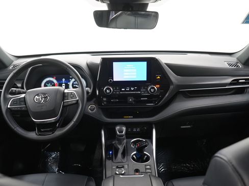 Used 2025 Toyota Highlander XSE AWD/4WD image 17