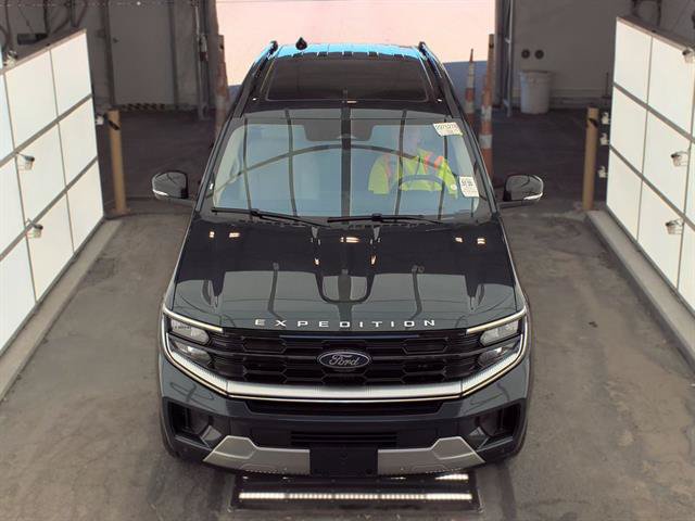 Used 2025 Ford Expedition Platinum w/ Driver's Package AWD/4WD image 2