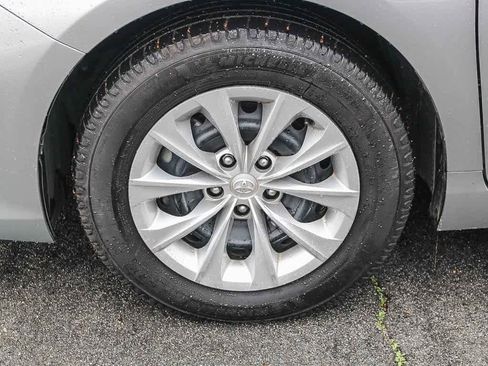 Used 2017 Toyota Camry LE image 12