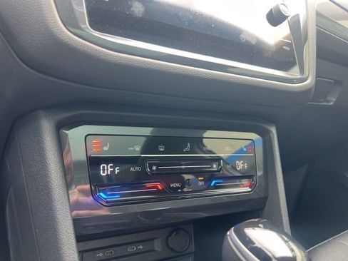 Used 2022 Volkswagen Tiguan SE image 19