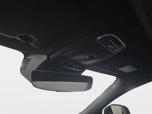 Used 2022 Volvo S60 T8 R-Design image 25