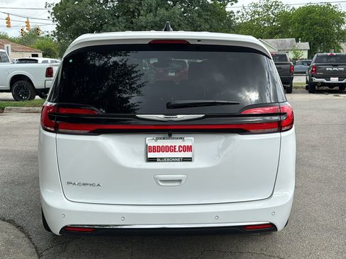 New 2026 Chrysler Pacifica Select image 6
