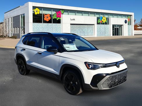 New 2026 Volkswagen Taos SE image 1