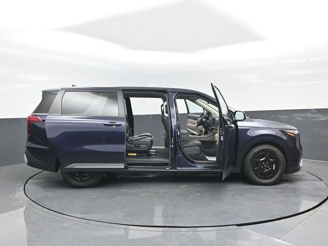 Used 2025 Kia Carnival FWD image 31