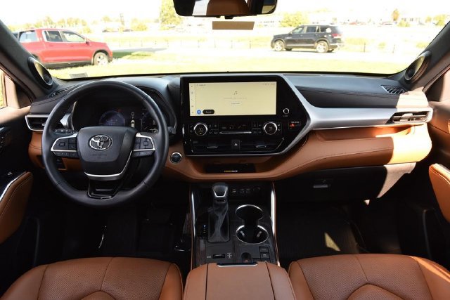 Used 2023 Toyota Highlander Platinum AWD/4WD image 7