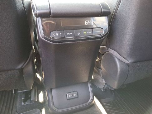 Used 2022 Toyota Highlander XLE image 13