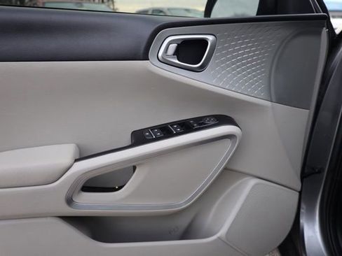 Used 2025 Kia Soul LX image 20