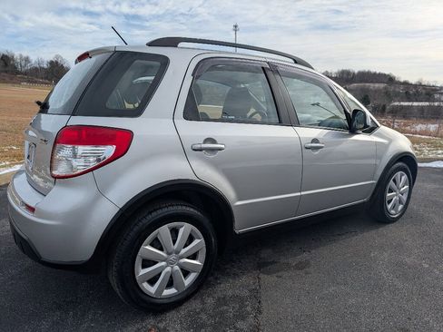 Used 2011 Suzuki SX4 AWD Hatchback image 4